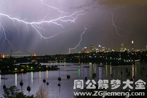 闪电暴雨